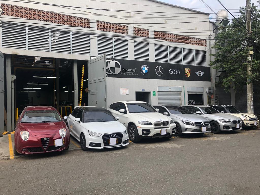 Fachada Bavarian con autos