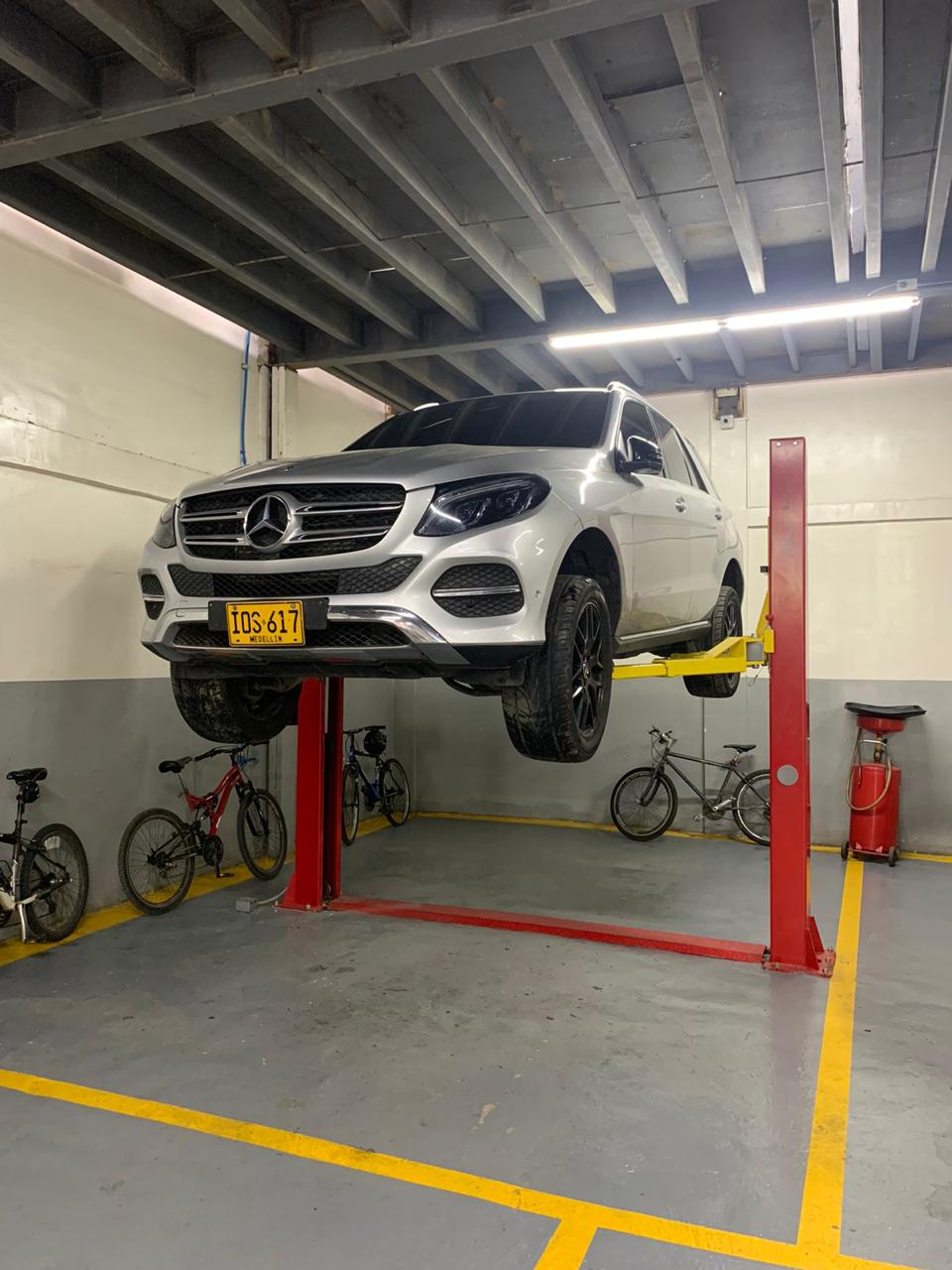 Mercedes-Benz en elevador