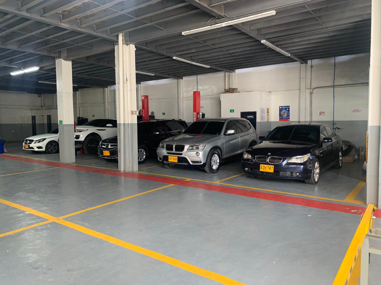 Vehículos de lujo en taller